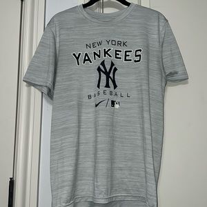 Men’s Yankees shirt